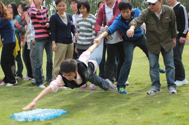 拓展训练项目群龙取水